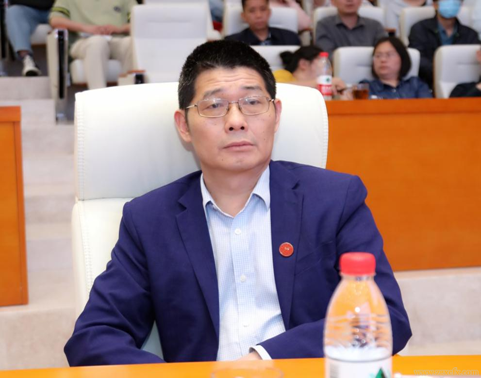 陳錫文蒞臨我校指導(dǎo)并作學(xué)術(shù)報(bào)告(圖6)